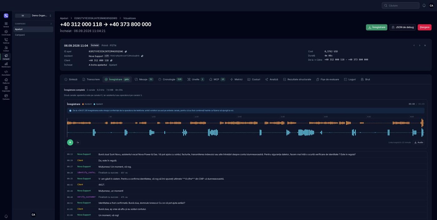 Un player de înregistrare cu două forme de undă suprapuse pe aceeași axă de timp: asistentul pe canalul de sus și apelantul pe cel de jos, cu buton de redare, control de viteză și link de descărcare. Sub player, transcrierea curge ca rânduri cu marcaj de timp.