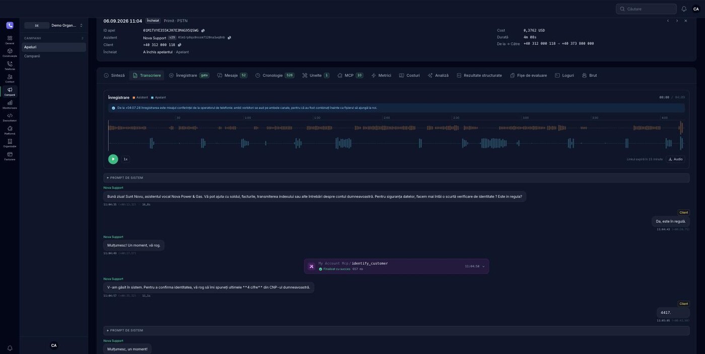 Transcrierea unui apel sub formă de conversație. Replicile asistentului sunt în stânga, ale apelantului în dreapta, fiecare cu ora exactă, decalajul față de începutul apelului și cât a durat replica. Între două replici, un rând evidențiat arată o unealtă MCP numită identify_customer, finalizată cu succes în 657 de milisecunde.